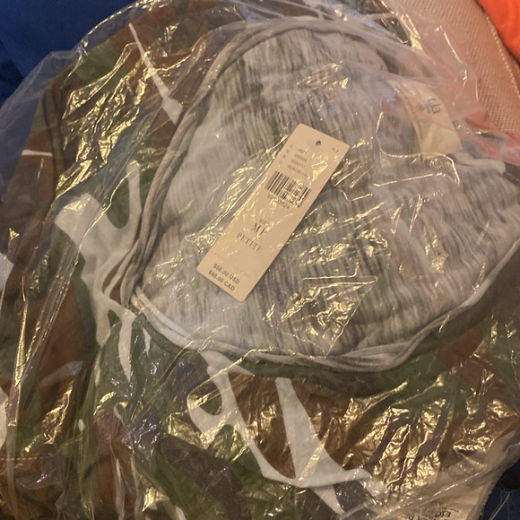 T.La Classic V-Neck Tee - Picture 4 of 5